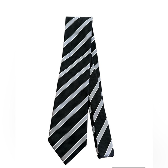 Donald J Trump Signature Collection Black and Gray Striped 100% Silk Tie - Picture 7 of 7